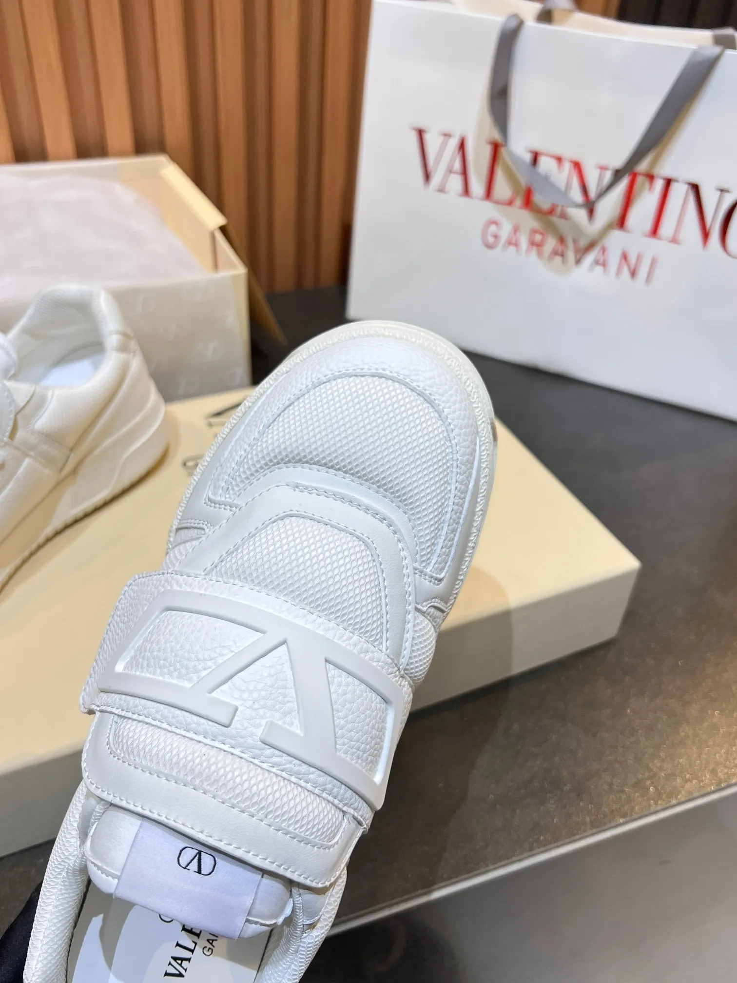 Men's men's shoes 💰760 VLTN Valentin 𝑶𝒏𝒆𝑺𝒕𝒖𝒅 Couple's sneaker series Valentino 2025 new couple's sneakers are on sale. The original ZP purchased and disassembled. Repeated pattern making and modification. The strength must be restored one to one! Top luxury masterpiece Velcro design Soft and comfortable imported calfskin 🧧brings excellent and elegant texture and excellent on-foot comfort Top purchasing version upper: imported calfskin surface/original oil edge craftsmanship Inner: water-dyed cowhide lining Outsole: original development 𝐓𝐏𝐔 two-color combination outsole Packaging: original configuration complete package Code number: 35-46 (45 46 customized)